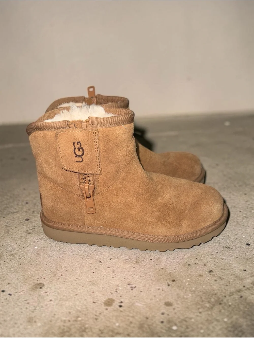 Girls UGG Mid Height Boots (2)